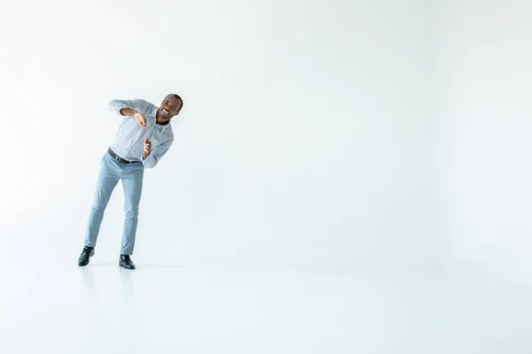 Διασκεδάσουμε Χαρούμενος Χαμογελαστός Αφροαμερικανός Άνθρωπος Στέκεται Ενάντια Στο Λευκό Φόντο — Φωτογραφία Αρχείου
