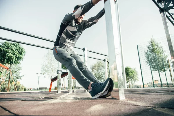 Enthousiaste Sportman Die Kolom Vasthoudt Terwijl Hij Moeilijke Lichaamsbeweging Doet — Stockfoto