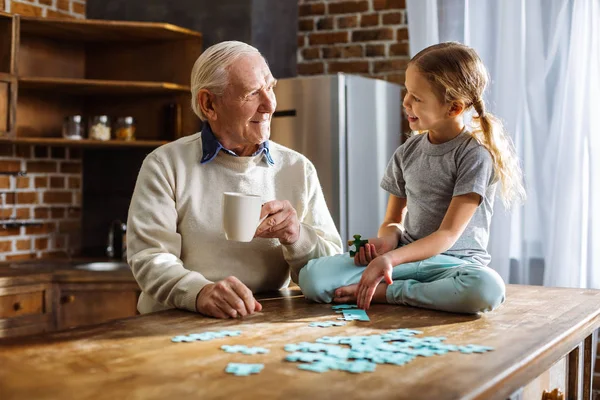 Kellemes Hétvégi Idő Vidám Férfi Összeszerelés Jigsaw Puzzle Unokája Miközben — Stock Fotó