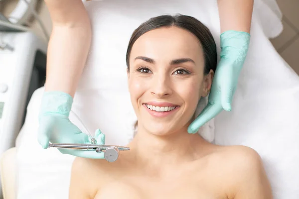 Opgewonden Jonge Vrouw Glimlachend Zoek Gelukkig Terwijl Dermatoloog Rubberen Handschoenen — Stockfoto