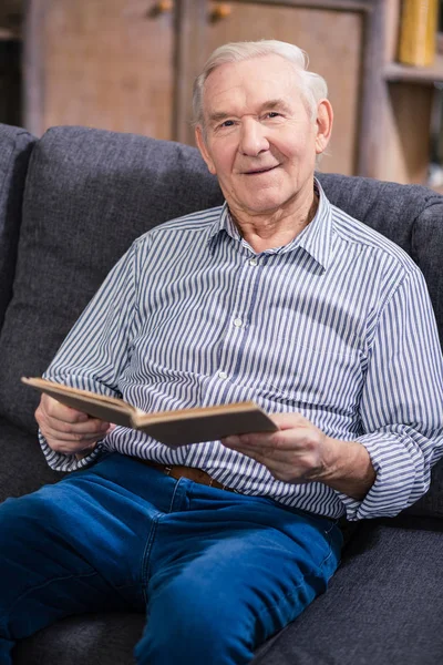 Pozitív Hangulat Boldog Öreg Ember Olvas Egy Könyvet Pihennek Otthon — Stock Fotó