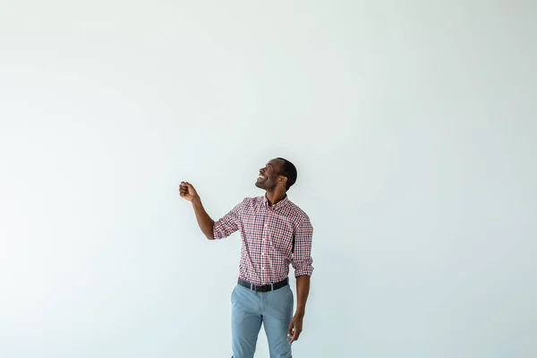 Non Bagnarti Positivo Afro Americano Uomo Sorridente Mentre Tiene Ombrello — Foto Stock