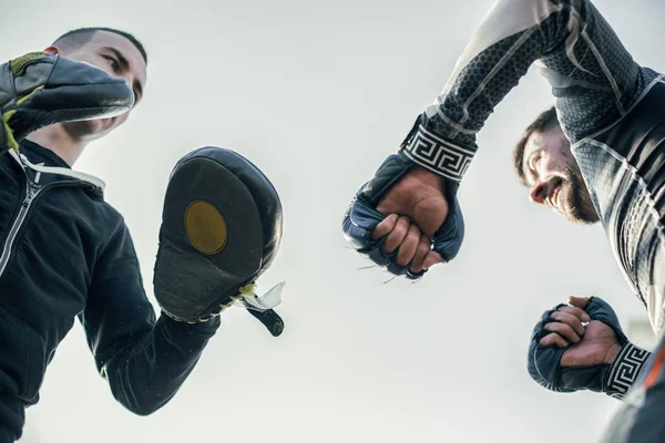 Imagen Lacónica Del Entrenamiento Boxeo Con Boxeador Mma Experimentado Entrenador —  Fotos de Stock