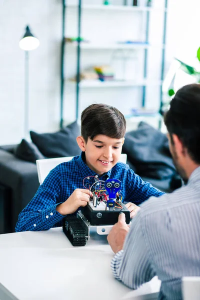 Örömteli Okos Fiú Építése Robot Miközben Apja Segít Neki — Stock Fotó
