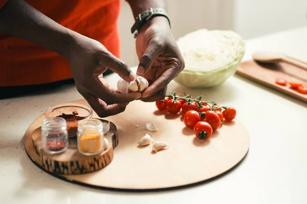 Close Cutting Board Cherry Tomatoes Spices Hands Man Holding Garlic — Stock Photo, Image