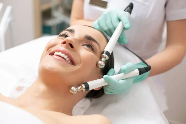 Rostro Señora Feliz Puntas Metal Mejilla Durante Terapia Microcorriente Clínica — Foto de Stock