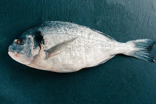 Dorada Cruda Dorada Dorada Acostada Superficie Pizarra Negra — Foto de Stock