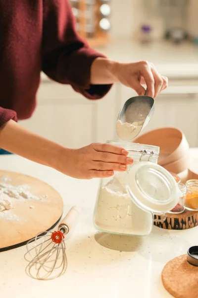 Close Table Glass Jar Flour Woman Holding Flour Scoop — Stock Photo, Image