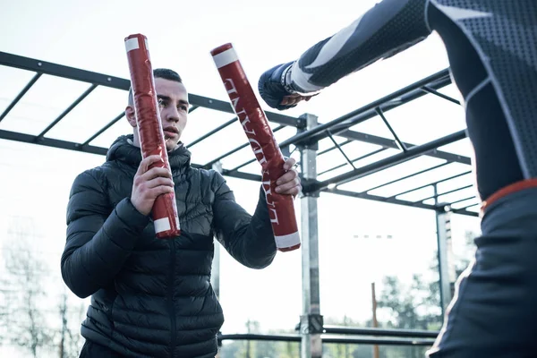 Kalm Zelfverzekerde Trainer Verbergt Zijn Gezicht Achter Boks Stokken Zet — Stockfoto