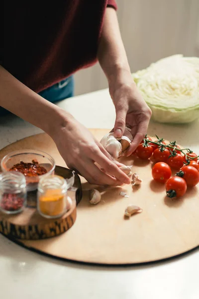 Close Cutting Board Tomatoes Spices Woman Holding Cloves Garlic — Stock Photo, Image