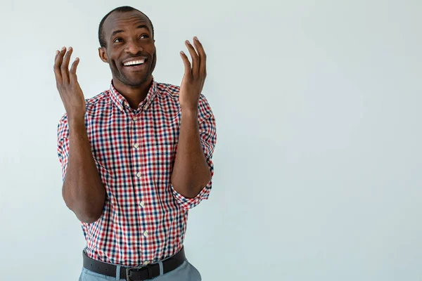 Muy Emotivo Alegre Hombre Afroamericano Sintiéndose Emocionado Mientras Está Pie — Foto de Stock