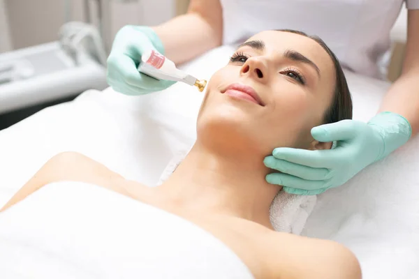 Calm Young Lady Smiling While Professional Dermatologist Using Cool Oxygen — Stock Photo, Image