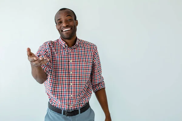 Emozioni Sincere Vita Allegro Bello Afro Americano Uomo Sorridente Contro — Foto Stock