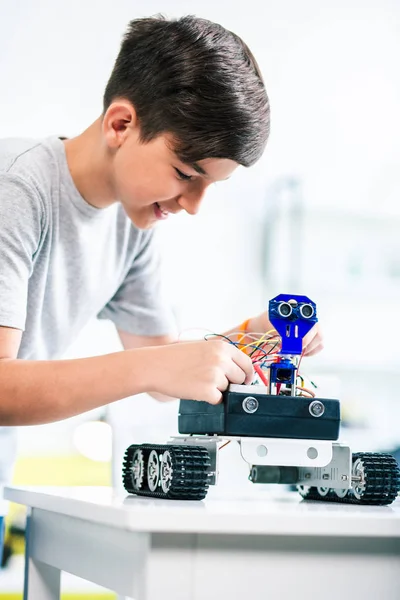 Agradável Garoto Inteligente Construindo Robô Enquanto Prepara Para Concurso Engenharia — Fotografia de Stock