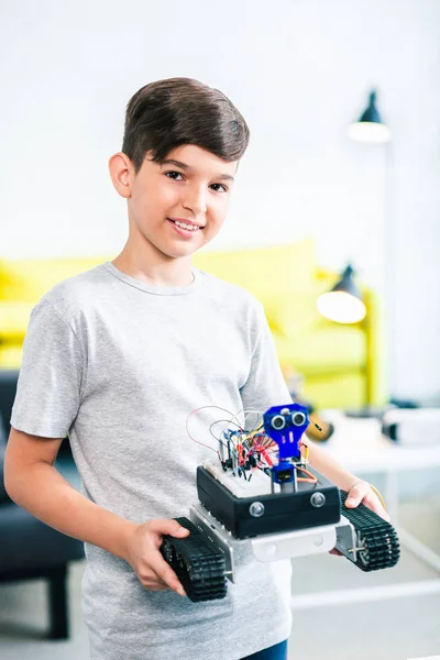 Menino Inteligente Alegre Segurando Seu Robô Enquanto Mostra Resultado Seu — Fotografia de Stock