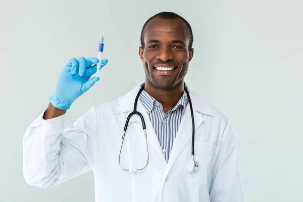 Antes Injeção Médico Sorridente Alegre Segurando Uma Seringa Enquanto Está — Fotografia de Stock