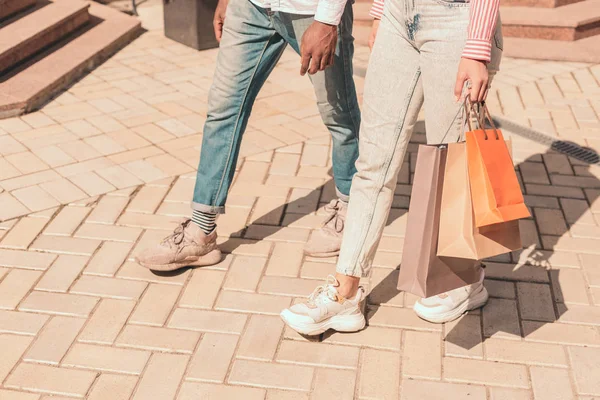 Foto Cortada Parte Inferior Duas Pessoas Andando Rua Com Sacos — Fotografia de Stock