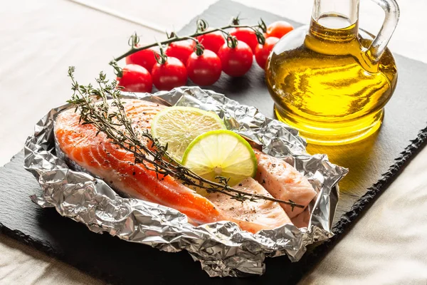 Ardoise Noire Sur Table Avec Des Tranches Poisson Citron Vert — Photo