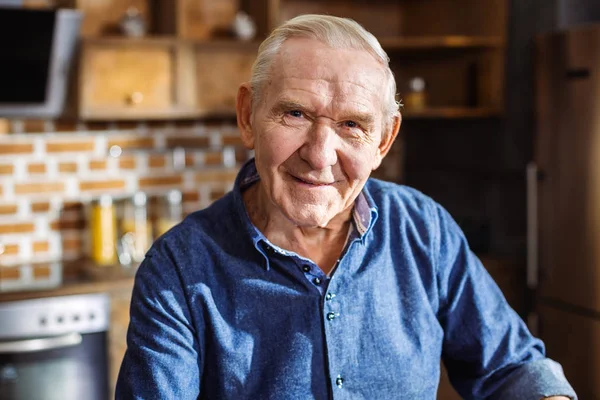 Buon Pensionamento Primo Piano Anziano Gioioso Che Sorride Piedi Cucina — Foto Stock