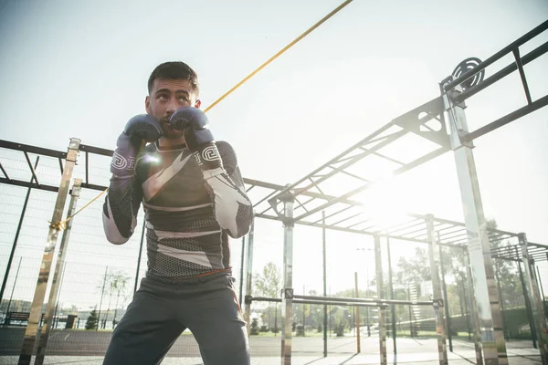 Confiado Boxeador Experimentado Pie Aire Libre Con Los Puños Alto —  Fotos de Stock