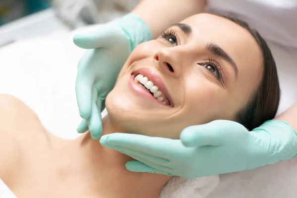 Foto Ravvicinata Del Volto Della Donna Sorridente Mani Guanti Gomma — Foto Stock