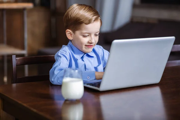 Χαρούμενο μικρό αγόρι χρησιμοποιώντας ένα φορητό υπολογιστή — Φωτογραφία Αρχείου