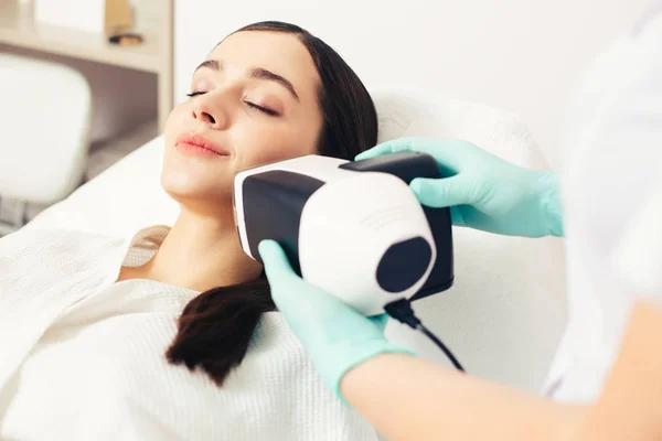 Jonge Dame Sluiten Haar Ogen Glimlachend Terwijl Een Ervaren Cosmetoloog — Stockfoto