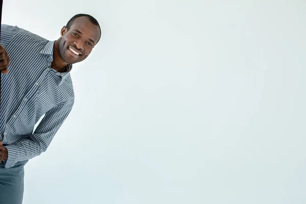 喜びに満ちていた白い背景に隠れている間 肯定的な笑顔アフロアメリカ人男性は幸せを感じています — ストック写真