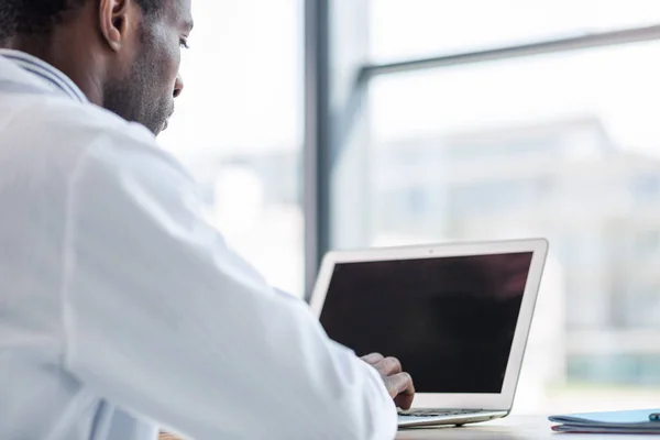 Irodai Tevékenység Illetékes Orvosi Dolgozó Fél Pozícióban Miközben Laptoppal Dolgozik — Stock Fotó