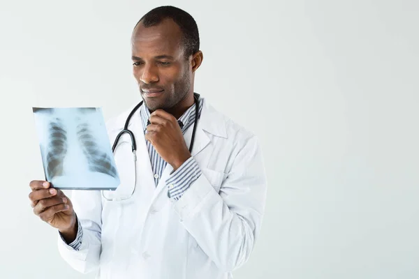 Let Think Professional Doctor Analysing Result Radiology While Holdign Ray — Stock Photo, Image