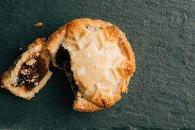 Yaban mersini reçeli dolgulu taze ev yapımı kıyma pasta üst görünüm kopya alanı fotoğraf