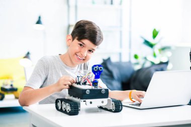Evde mühendislik dersleri için hazırlanırken akıllı pozitif çocuk test robotu