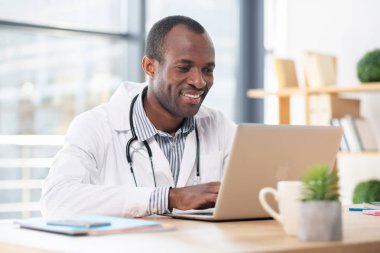 Profesyonel işçi. Neşeli koyu tenli uygulayıcı sıcağı sıcağı sıcağı sıcağı sıcağı sıcağı sıcağı sıcağı sıcağı sıcağı sıcağı sıcağı sıcağı sıkışıyor