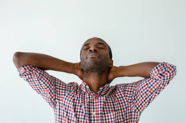 Yaz istirahatini hayal et. Mutlu yakışıklı afro amerikan adam rahat hissederken nack el ele tutuşarak