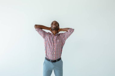 Tam rahatlayın. Memnun yakışıklı afro amerikan adam boynunda el ele tutuşurken gülümseyen