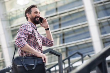 Ofise giden yol. İşe giderken telefonda konuşan hoş gülümseyen adam