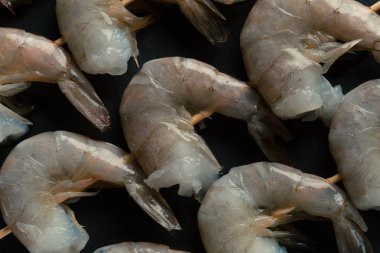 Şişler üzerinde lezzetli ham kaplan karides siyah arka plan üzerinde fotoğraf kapatın