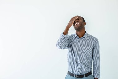 Duygularla dolu. Neşeli afro amerikan adam beyaz arka plan karşı dururken gülümseyen