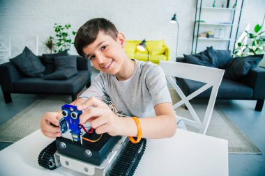 Evde mühendislik eğitimi alırken robotik teknolojileri deney neşeli usta öğrenci