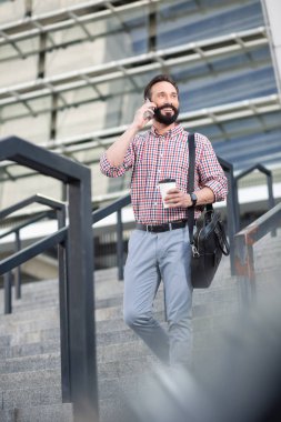 Telefonda konuşurken merdivenlerden inen hoş bir sevinç