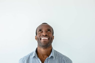 Başarılı bir bakış. Neşeli yakışıklı afro amerikan adam beyaz arka plan karşı dururken gülümseyen