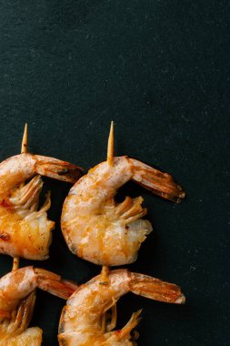 Üstünde kopya alanı olan siyah kayrak yüzeyi. Kızarmış karides ile ahşap alır