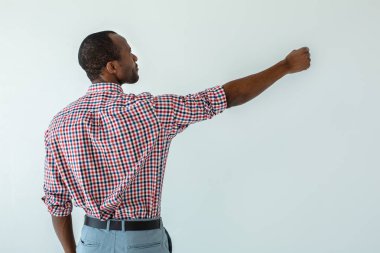 Açık yap. Bel kadar professiaonl hoş afro amerikan adam tahtaya yazma