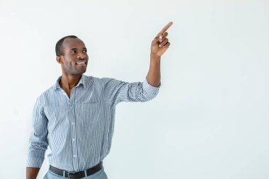 Sadece bak. Neşeli yetişkin afro amerikan adam bel kadar gülümseyerek bir kenara işaret