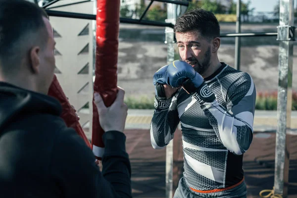 Calma Boxeador Entusiasta Mirando Atentamente Entrenador Sosteniendo Palos Boxeo Realizando —  Fotos de Stock