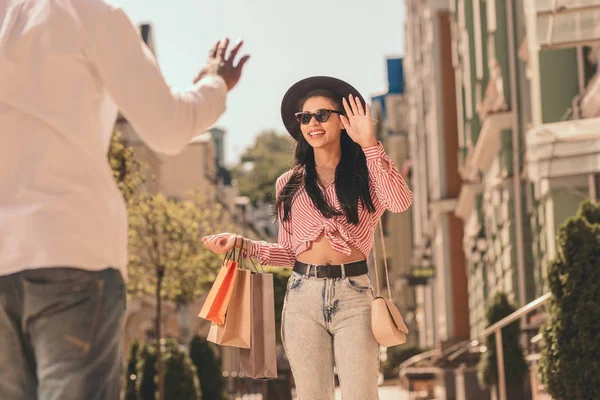 Sonriente Dama Con Bolsas Compras Saludando Hombre Calle — Foto de Stock