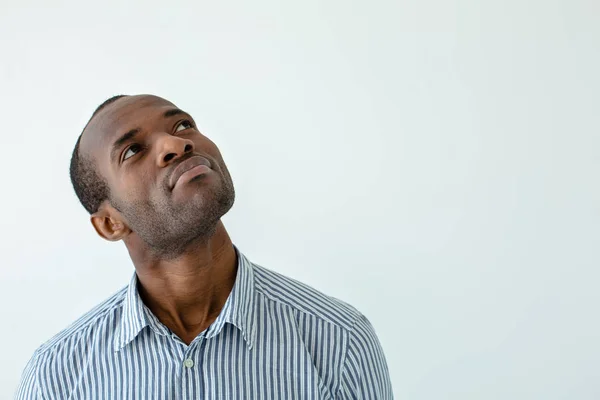 考え直せ白い背景に立ち向かいながら思考に関与している快適なアフロアメリカ人男性 — ストック写真