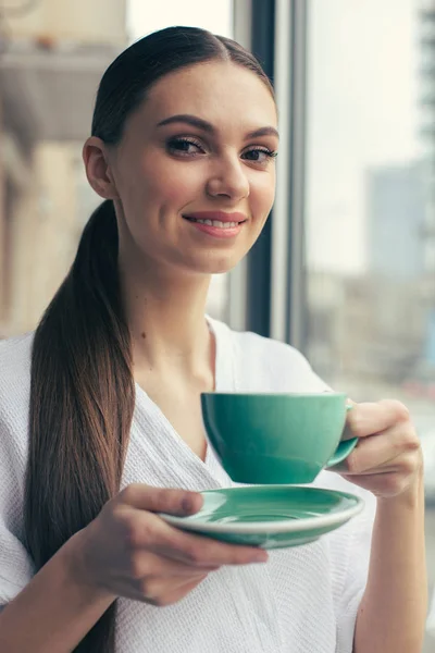 Mulher Bonita Que Olha Feliz Sorrindo Estar Com Uma Xícara — Fotografia de Stock