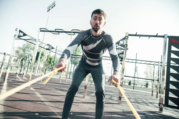 Deportista Concentrado Parado Campo Deportes Entrenando Sus Músculos Mientras Dobla —  Fotos de Stock