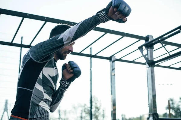 Kalm Ervaren Mma Bokser Die Buiten Het Sportveld Staat Attent — Stockfoto